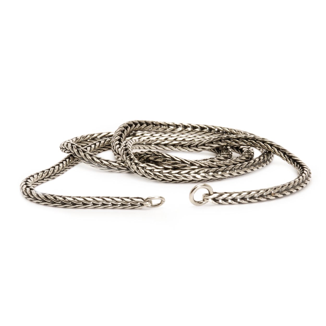 Dit Trollbeads collier Vossenstaart is 45cm lang en heeft een unieke uitstraling door de gedetailleerde vossenstaartvorm. Het collier kan op verschillende manieren gedragen worden, bijvoorbeeld als statement piece bij een casual outfit of als elegante toevoeging bij een formele look. De beste manier om het te dragen is in laagjes met andere kettingen voor een trendy en persoonlijke uitstraling.