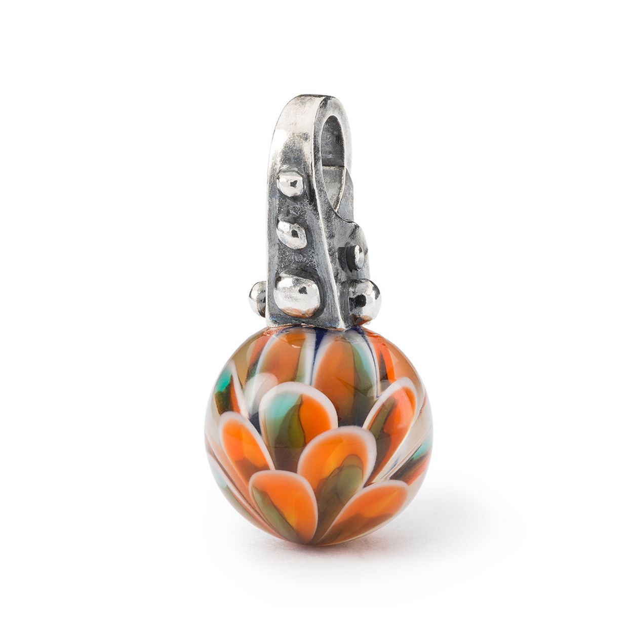 "Elk blad spreekt me gelukzalig aan, fladderend van de herfstboom." - Emily Bronte. Een ronde glazen kraal met bladeren in oranje, groen en blauw. De hanger is van zilver met dauwdruppels en een textuur van boomschors.