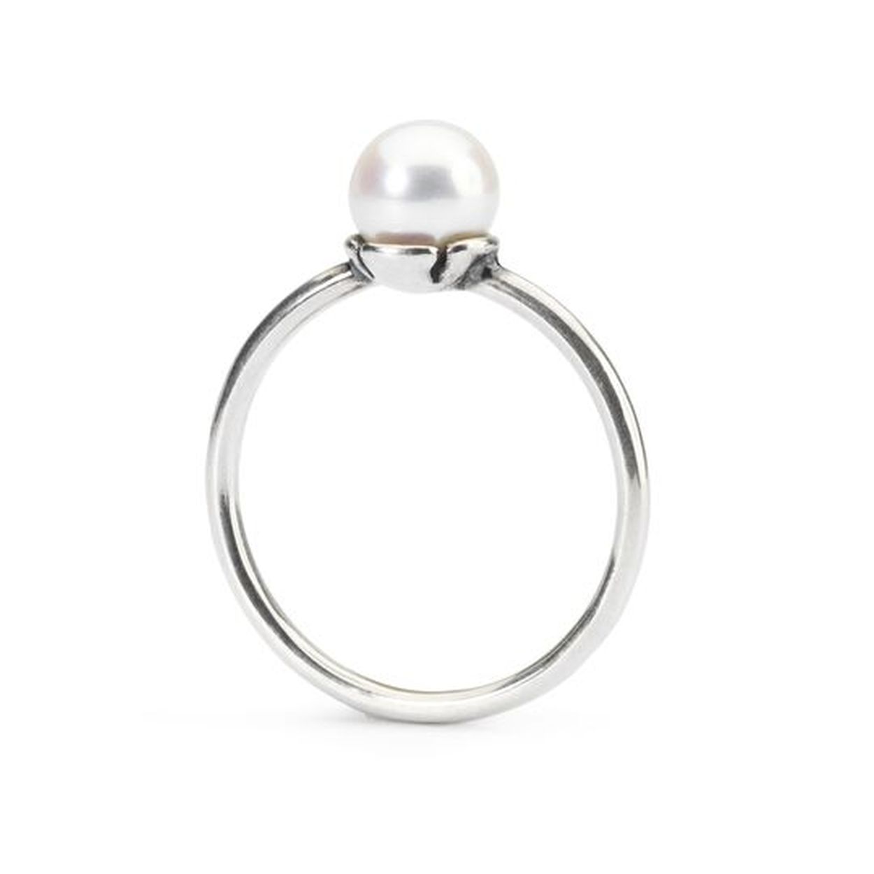 Ring met een delicate, witte zoetwaterparel in bloemblaadjes van zilver. De witte parel symboliseert pracht, zuiverheid en onschuld.