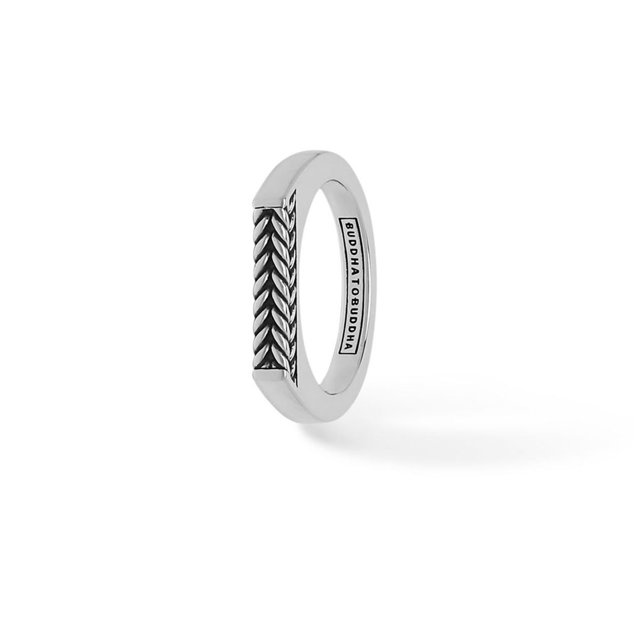 Deze smalle en verfijnde zegelring is gemaakt van 925 sterling zilver en heeft een gedetailleerd ontwerp. Het reliëf aan de bovenkant van de ring is gebaseerd op de Barbara familie en betreft een Balinese weeftechniek. Creëer een stoere en tijdloze look met deze handgemaakte en verfijnde ring. Voor een complete zegelring stack je de Tangguh Barbara met de Tangguh George en Tangguh Logo. De Tangguh familie is een nieuwe lijn in de Heritage collectie en bestaat uit zes handgemaakte en tijdloze zegelringen. Deze ring valt in de categorie smalle ringen.
