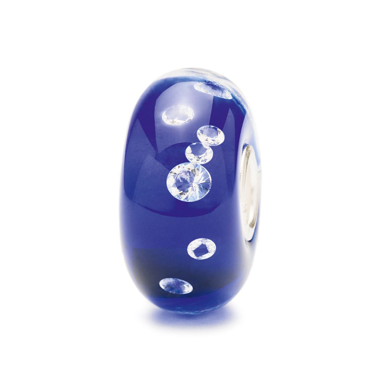 Diamond-like blauw: "Diamonds are a girl's best friend" zong Marilyn Monroe in de film 'Gentlemen Prefer Blondes' uit 1953. Diamanten hebben ons inderdaad altijd al gefascineerd en deze kraal is ingelegd met 13 zirkonia's. Deze kraal bestaat uit blauw glas met een zilveren kern.