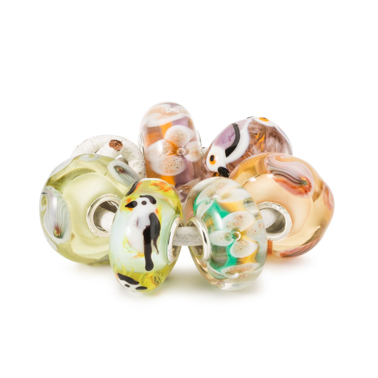 Dit is een kraal van Trollbeads met de naam: Liefdesliedjes set. Deze is gemaakt van glas.