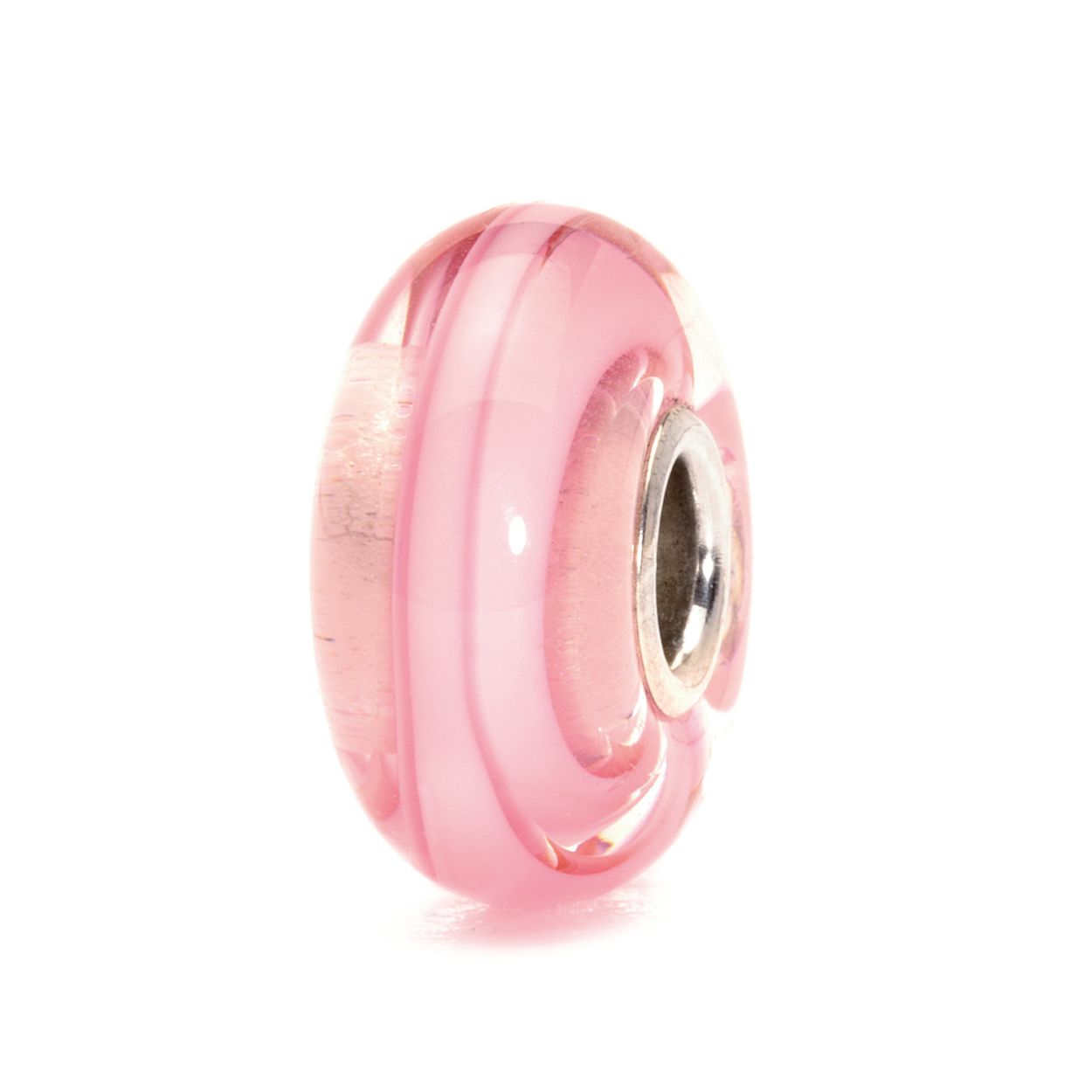 Een broos roze lint wikkelt zich door deze doorzichtige kraal.