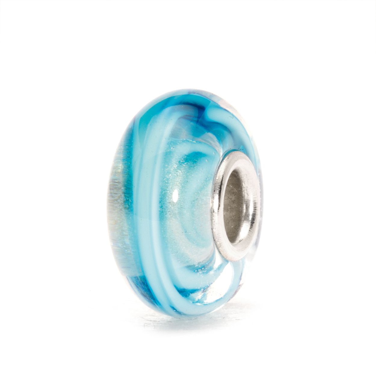 Een zacht turquoise lint wikkelt zich door deze doorzichtige kraal.