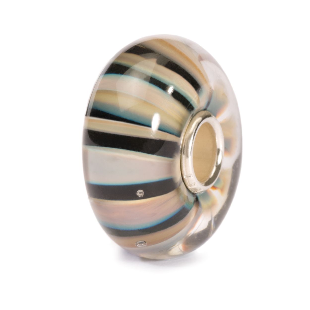 Trollbeads kraal Khakistrepen
Kakigroen met een zweem van blauw en roze. Door de afwisselende strepen matglas en doorzichtig glas lijkt het licht binnenin te bewegen.