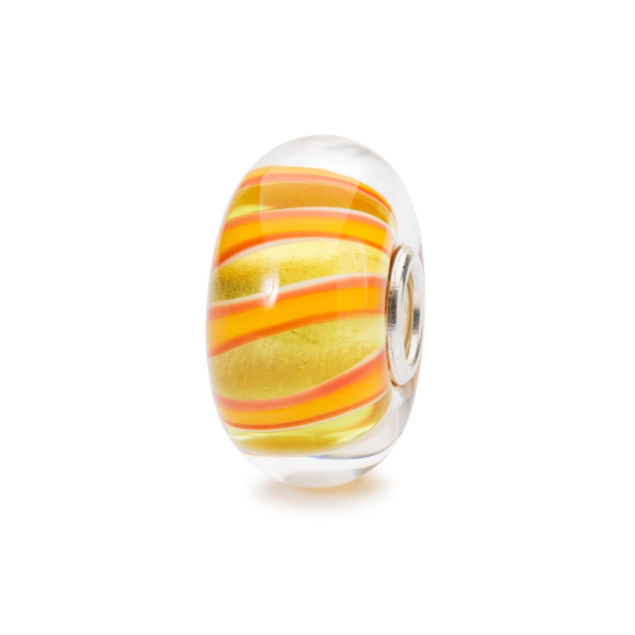 Volg het pad van je dromen.
zonder te dominerend te zijn.
De Trollbeads  kralen zijn handgemaakt, dus twee kralen zijn nooit precies hetzelfde. Daarom is jouw Trollbeads kraal altijd uniek! Zowel voor de  de kleurstelling en patroon. De kraal kan iets afwijken van de kraal op de foto. Trollbeads bestaat sinds 1976 en werd gestart door Lise Aagaard. De eerste Trollbeads kraal was van zilver en versierd met 6 gezichtjes. Naar deze bedel is de Trollbeads-collectie vernoemd. De combinatie van originaliteit, creativiteit, zeer hoge kwaliteit en liefde voor eigenzinnigheid maakt Trollbeads anders dan andere sieraden. We denken dat de drang tot verzamelen een basisinstinct is. Ons hele leven dragen we herinneringen met ons mee. Trollbeads geeft je de kans symbolen van deze herinneringen bij je te dragen of er gewoon plezier aan te beleven. Het idee achter Trollbeads is dat het een kraal aan een armband, collier of oorsieraad is, waarmee je je eigen verhaal kunt maken door naar eigen voorkeur kralen toe te voegen. Je kunt een armband geheel samenstellen op basis van schoonheid, diversiteit of kleur die bij je kleding, je persoonlijkheid of je herinneringen past.
