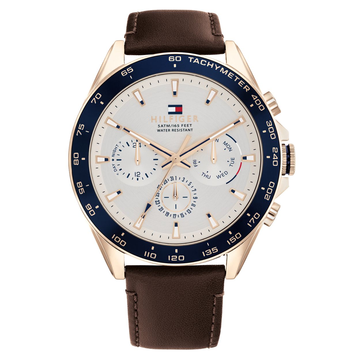 Tommy Hilfiger TH1791966 Horloge Heren Staal Ros�kleurig Band Leer Bruin 46mm
Dit unieke horloge van Tommy Hilfiger met artikelnr: TH1791966 is een casual horloge. Het stalen herenhorloge heeft een ronde ros�kleurige kast met een blauwe bezel met een tachymeter. Op de zilverwitte wijzerplaat zitten lumibrite accenten en zijn de dag datum en 24- uurs aanduiding zichtbaar in ronde uitsparingen. Het horloge heeft een bruine leren band met een gesp een mineraalglas een doorsnee van 46mm en is 5 ATM.   

Het merk: 
Sinds de lancering van het merk in 1985 is Tommy Hilfiger wereldwijd bekend geworden als pionier van de klassieke Amerikaanse coole stijl. Ge�nspireerd door de iconische popcultuur en het Amerikaanse erfgoed. De dames en herencollectie van dit seizoen bestaan uit minimalistische silhouetten en rustieke lederen details. De herenhorlogecollectie biedt iconische uurwerken met roestvrijstalen lederen en siliconen banden.

Specificaties:
- Mineraalglas
- Ronde kast 46mm
- Ros�kleurige horlogekast
- Zilverwitte wijzerplaat
- Blauwe bezel
- Bruine leren band 
- 5 ATM