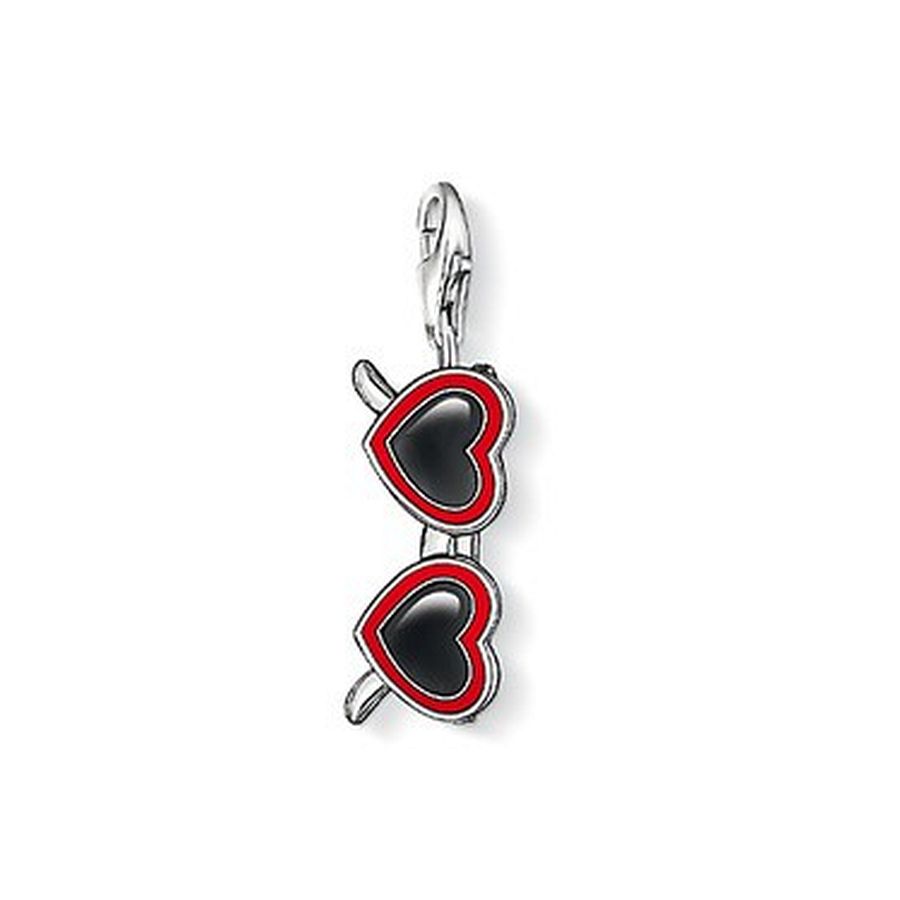 Zonnebril bedel met karabijnsluiting in 925 Sterling zilver. Rood en zwart glazuur. De glazen hebben de vorm van een hartje. Het symbool van liefdevolle blikken. Wilt u deze bedel aan een zilveren, leren of satijnen collier dragen? Dan heeft u ook een verbindingsring nodig, zodat de bedel netjes hangt.