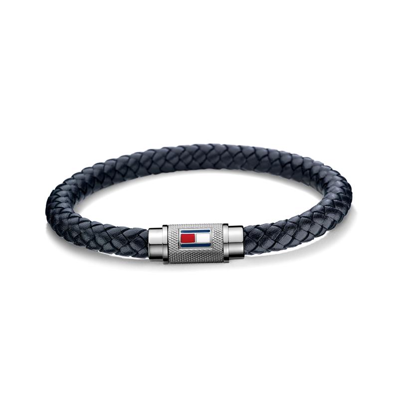 Tommy Hilfiger - TJ2700998
Deze sportieve heren armband is gemaakt van gevlochten leer. De armband sluit doormiddel van een magneetsluiting. Deze sluiting is voorzien van het Tommy Hilfiger logo.