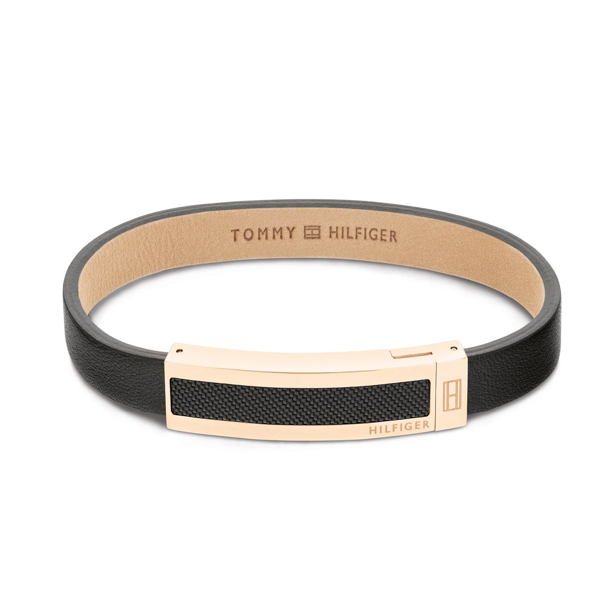 Tommy Hilfiger Jewels TJ2790399 Armband Heren Zwart Leer Rose 21cm
Deze unieke armband van Tommy Hilfiger van de jewelry serie met nummer TJ2790399 is een echte opvaller. De zwarte gladde leren heren armband heeft een rosekleurige stalen langwerpige bewerkte plaat in het midden met daarop het logo van Tommy in kleur.  De stalen sluiting werkt dmv een magneet. Het is een chique en stoere armband voor de man die graag Tommy sieraden draagt. Leuk te combineren met andere armbanden van Tommy Hilfiger. 
   
Het merk
Tommy Hilfiger is wereldwijd een van de grootste designer lifestyle merken en is internationaal bekend om haar classic American cool stijl. De sieraden zijn voor dames en heren met een eigen stijl die niet bang zijn om dit aan de wereld te laten zien.

Specificaties
- Artikelnr TJ2790399
- Zwarte leren armband
- Materiaal Leer
- Lengte 21cm 
- Heren sieraad
