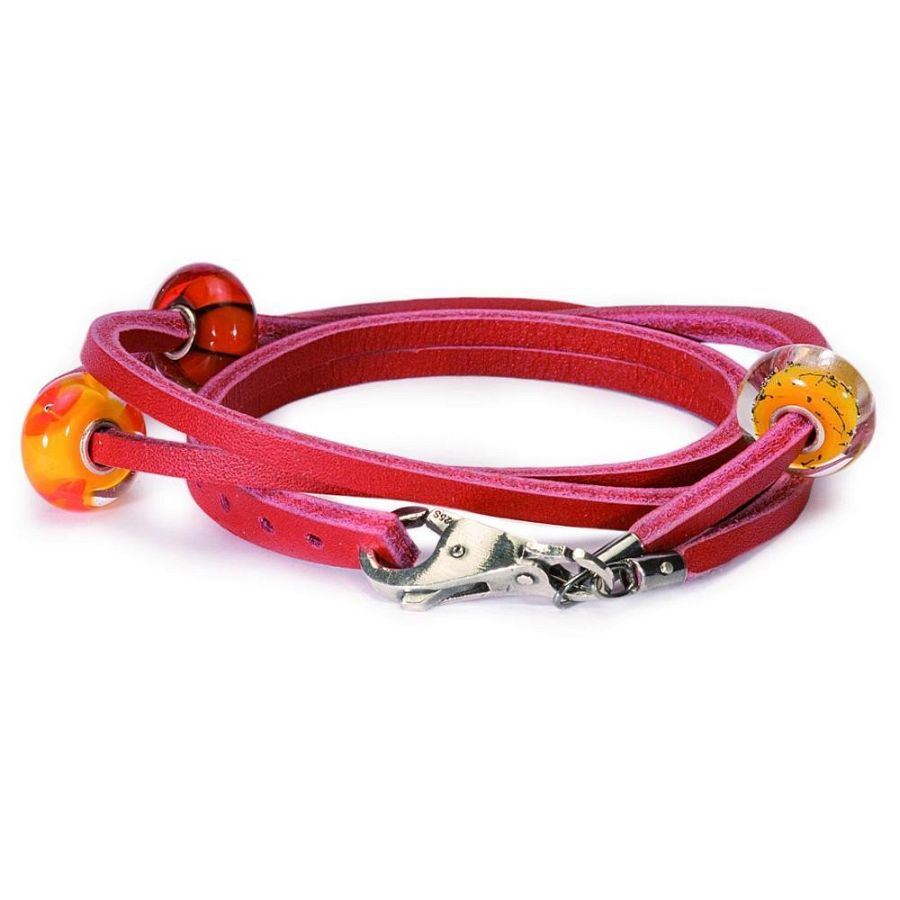 Leren armband rood met zilver van het merk Trollbeads. Uitermate geschikt voor de kralen (beads) van Trollbeads. Elke kraal is speciaal, ga op zoek naar de kraal die bij jou past, en stel uw eigen armband met kralen samen. Deze armband is verkrijgbaar in verschillende lengtes (in cm). Opmerking: De armbanden worden geleverd zonder slotje en zonder kralen. De weergegeven lengte van de armbanden is inclusief slotje.