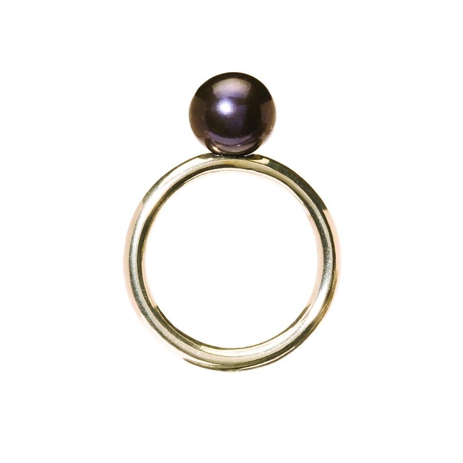 Een simpele zilveren ring met een zwarte zoetwaterparel. In het oude Japan werden zwarte parels vaak gebruikt om liefdesdrankjes te maken.