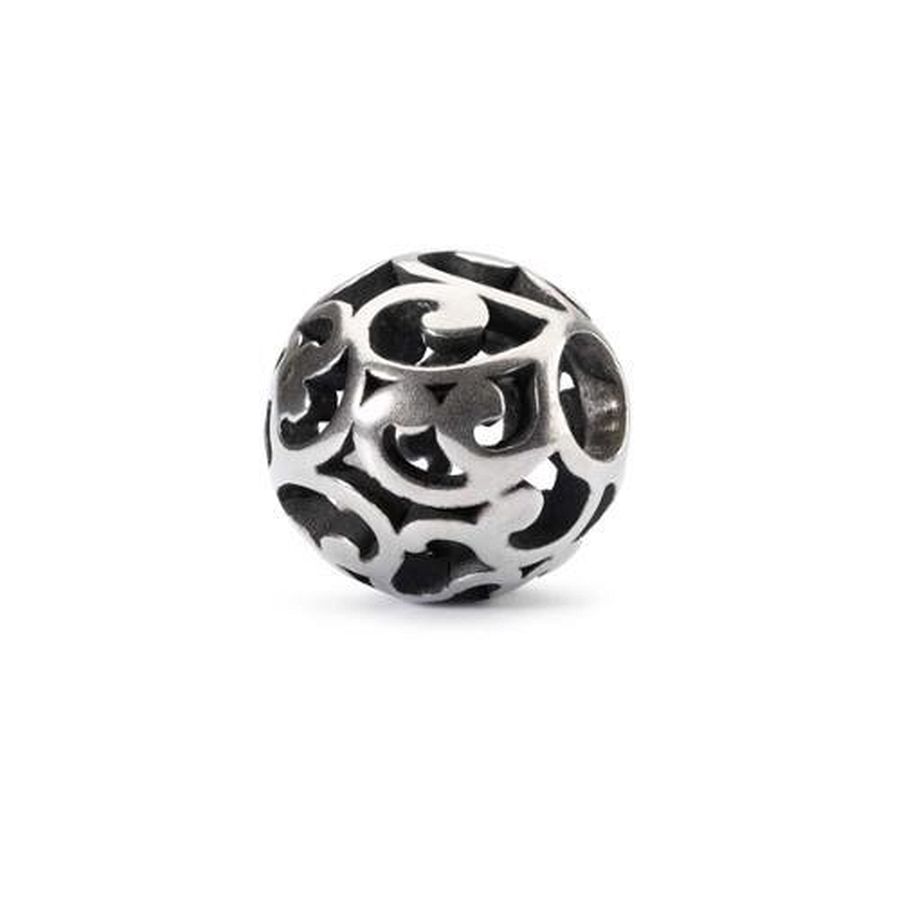 Zilveren bead van het merk Trollbeads: Bries der Verandering. Een originele bead met een Arabesk oppervlak. Volg de frisse wind en laat je meevoeren naar nieuwe uitdagingen is de boodschap van deze bead. Meerdere beads zijn aan een armband of collier te dragen. Combineer meerdere beads met elkaar voor een speciaal en bijzonder effect.