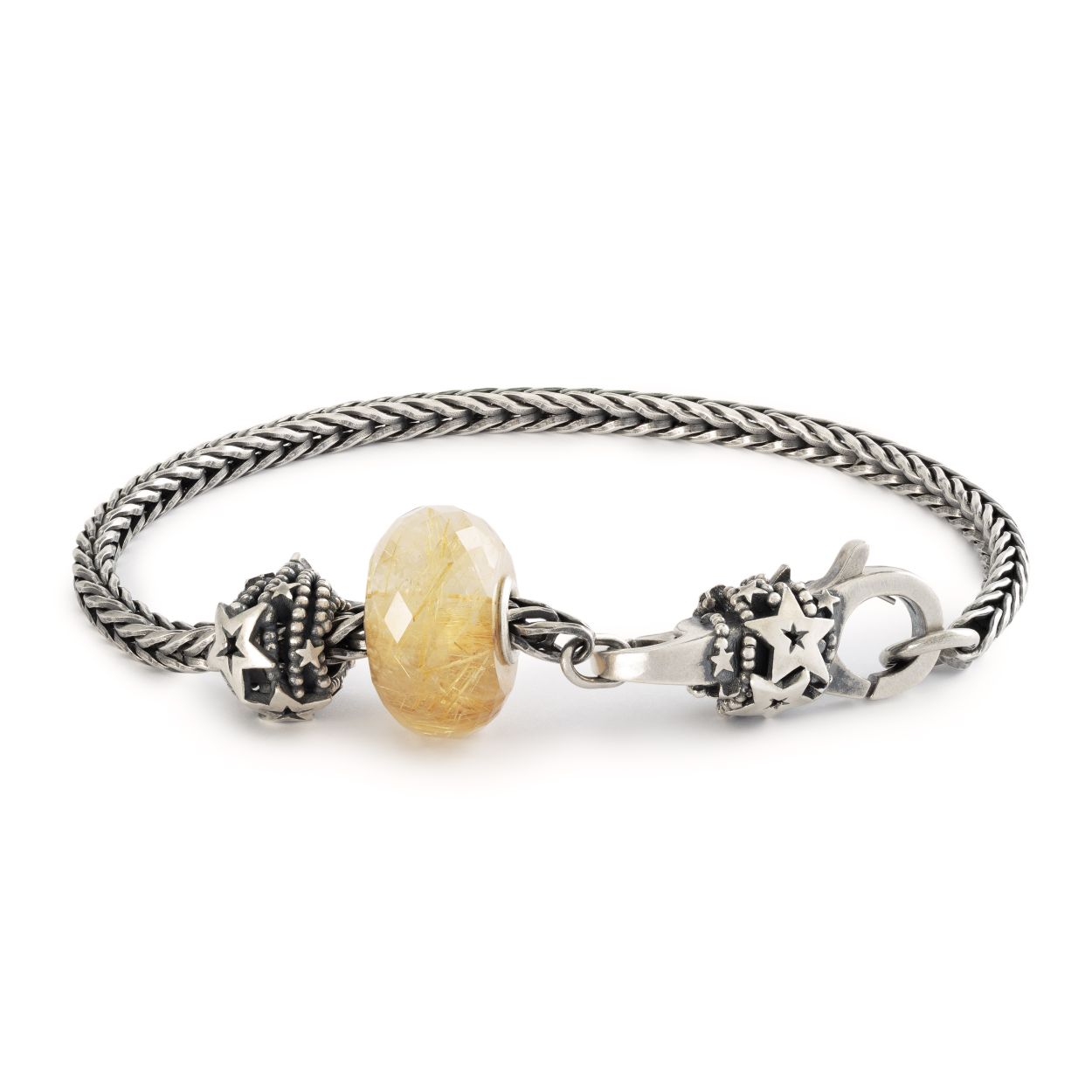 De Trollbeads Hemelse wensen armband is gemaakt van sterling zilver en heeft een lengte van 20cm. Deze armband heeft een uniek ontwerp met hemelse elementen en is perfect voor het toevoegen van uw favoriete Trollbeads bedels. Draag deze armband alleen of combineer met andere armbanden voor een persoonlijke touch. Bij aankoop van deze startersarmband ontvangt u een goudkleurige etui, perfect voor de feestdagen!