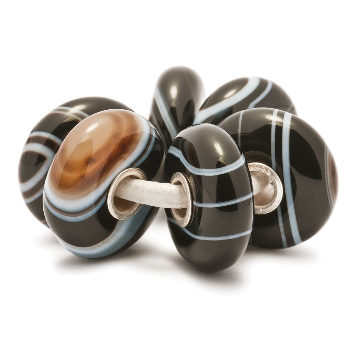 Geen enkele kraal lijkt op de andere in deze prachtige set, die lang geleden bij het aanbreken van een nieuwe dag is ontworpen. Onyx is een mineraal met een duidelijke kracht. Het scherpt je geest en geeft je een krachtige, natuurlijke uitstraling.