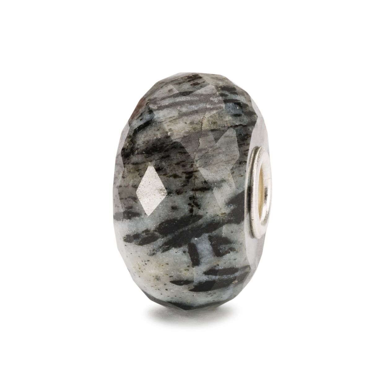 Trollbeads Hoornblende: Van hoornblende wordt gezegd dat het de geest kalmeert. Dit mineraal bevordert eenheid en helpt compromissen te bereiken. Deze zuivere, natuurlijke materialen zijn volstrekt uniek. Ze verschillen in kleur en hebben unieke insluitsels en kenmerken waaraan hun ouderdom en natuurlijke schoonheid te zien zijn.