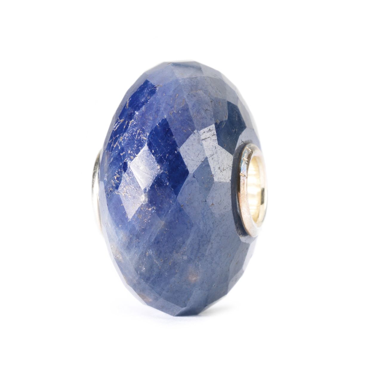 Saffier blauw: Deze edelsteen is afkomstig van hetzelfde mineraal als de robijn, waarvan wordt gezegd dat het vrede, geluk en wijsheid brengt. Hij staat symbool voor waarheid en oprechtheid en speelt met elk straaltje zonlicht.