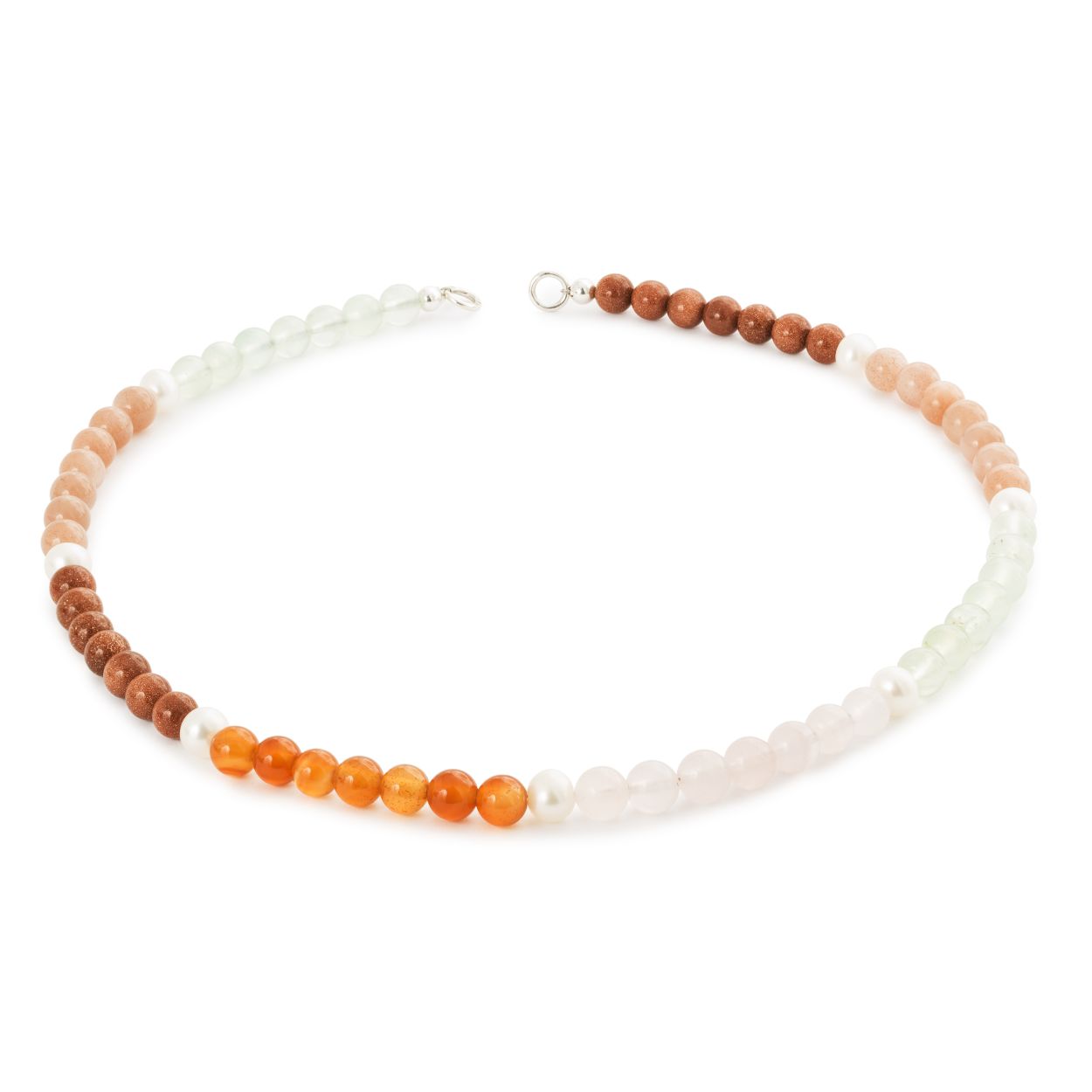 Een handgemaakte edelsteenketting met zoetwaterparels, prehniet, multi-onyx, goudsteen, rozenkwarts en Perzische maansteen. Men gelooft dat ze samen emotioneel welzijn, evenwicht en spirituele groei bevorderen.