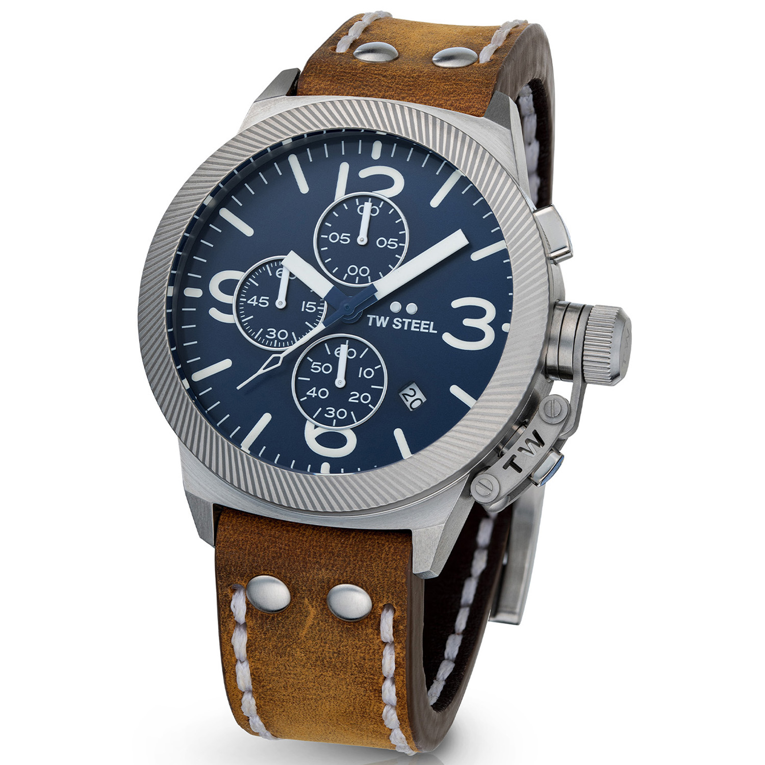 TW Steel TWCS106 Canteen Steel Chrono Bruin Leer 45mm
Deze TW steel uit de Canteen serie met nr TWCS106 is voorzien van een 45mm stalen zilverkleurige kast met gehard mineraalglas en een blauwe wijzerplaat met chronograaf. De TWCS106 valt op door de beugel met schroefknop die de kroon beschermt, dit is nagemaakt van een veldfles. De stalen kast van 45mm heeft een wijzerplaat met een datum en de 3, 6, 9, en 12 vergroot uitgelicht. Aan de kast zit een bruine leren band met wit stiksel en een stalen gespsluiting. Het horloge heeft wereldwijde garantie van 2 jaar en is 10 ATM. Een sportief model.

Het Merk:
TW Steel is een Nederlands horlogemerk. Groot in visie en ongeëvenaard in stijl. Sinds onze oprichting in 2005 geven wij tijd een nieuwe dimensie. Met karakteristieke designs stappen wij af van de gebaande paden.
Ons bereik is wereldwijd, of het nu zakelijk, casual of sportief is, bij de horloge collectie van TW Steel gaat het om kwaliteit en precisie. Een horloge dat je persoonlijkheid onderstreept is altijd binnen handbereik. Vorm en functie gaan samen in onze horloges van Zwitserse top kwaliteit. De kunst om je te onderscheiden vergt zelfvertrouwen en lef.
TW Steel is niet zomaar een horloge, TW Steel is een statement.

Specificaties:
- Stalen horloge kast 45mm
- Blauwe wijzerplaat
- Bruine leren band
- Gehard mineraalglas
- Schroefkroon
- 10 ATM