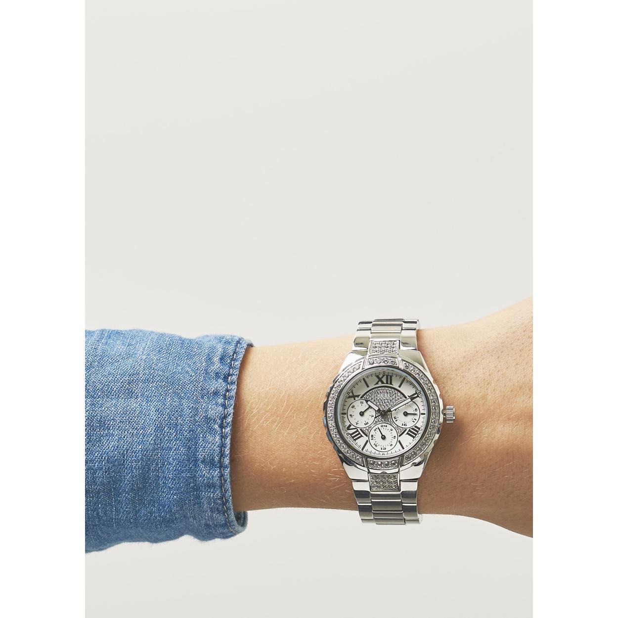 Het opvallende GUESS Viva horloge is ruimschoots afgewerkt met de welbekende GUESS chrystals en met een lunet van 35,5 mm is dit een zeer sierlijk horloge. De witte wijzerplaat heeft chique Romeinse cijfers terwijl de chronolook zorgt voor een sportieve touch. Door de integratie van geborstelde stalen schakels in het midden van de stalen band, met vouwsluiting, geeft een extra chique dimensie. Model: W0111L1