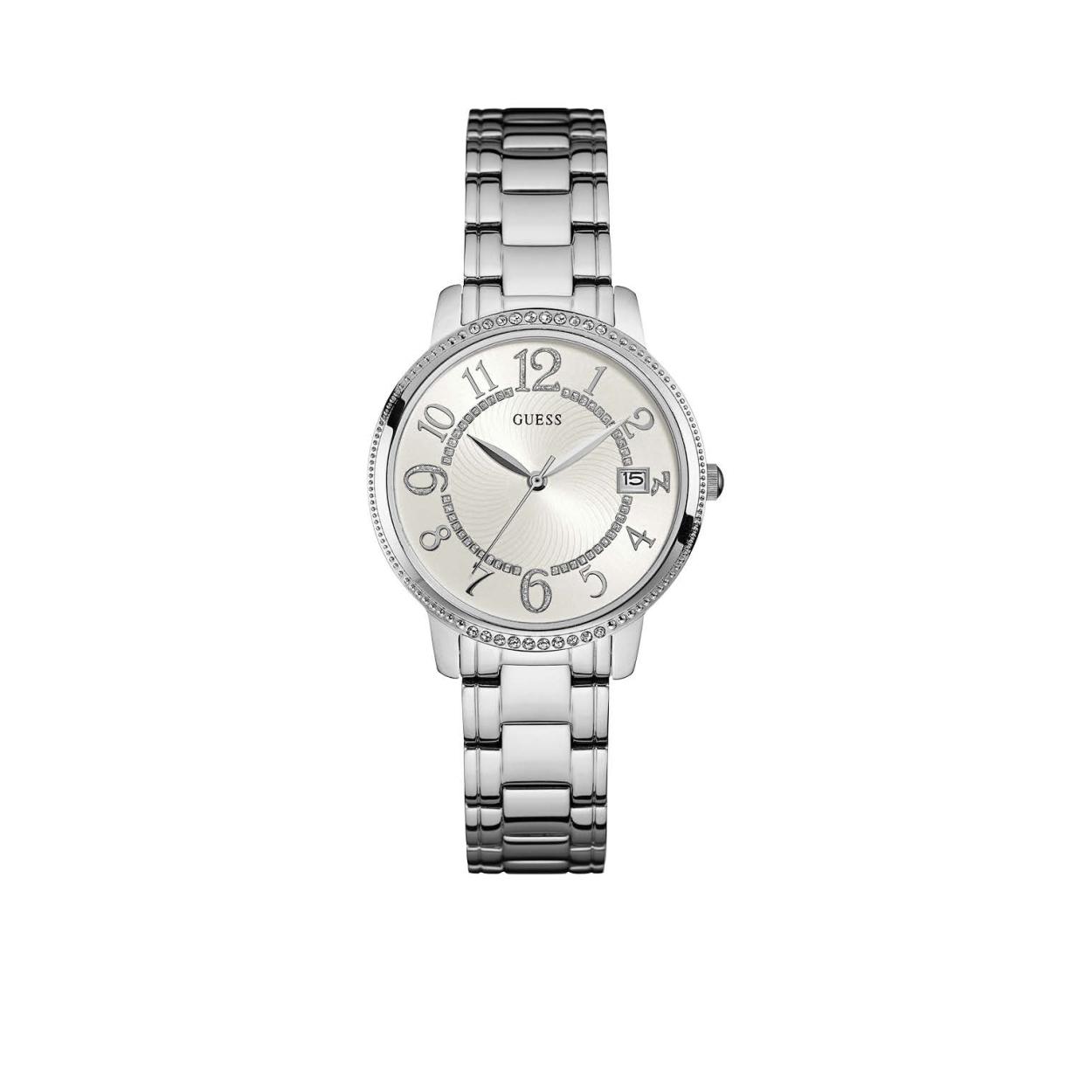 GUESS Watches dames horloge Kismet is uitgevoerd in helemaal staal. De kast is voorzien van crystals die terug komen op de witte wijzerplaat.  Het horloge heeft een stalen schakelband van 19 cm lang en een kast diameter van 36 mm. Dit horloge maakt elke outfit af. Het horloge is tot 3 ATM Waterdicht. Model: W0929L1