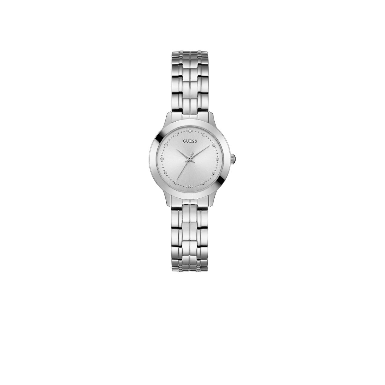 Dit stalen GUESS Chelsea dameshorloge heeft een klassieke look. De subtiele details op de wijzerplaat geven het horloge een elegante twist. Dit model is uitgevoerd met klassieke schakelband en is afgedekt met mineraalglas voor een heldere look. Het horloge is tot 3 ATM waterdicht en de diameter van de kast is 30 mm. Model: W0989L1