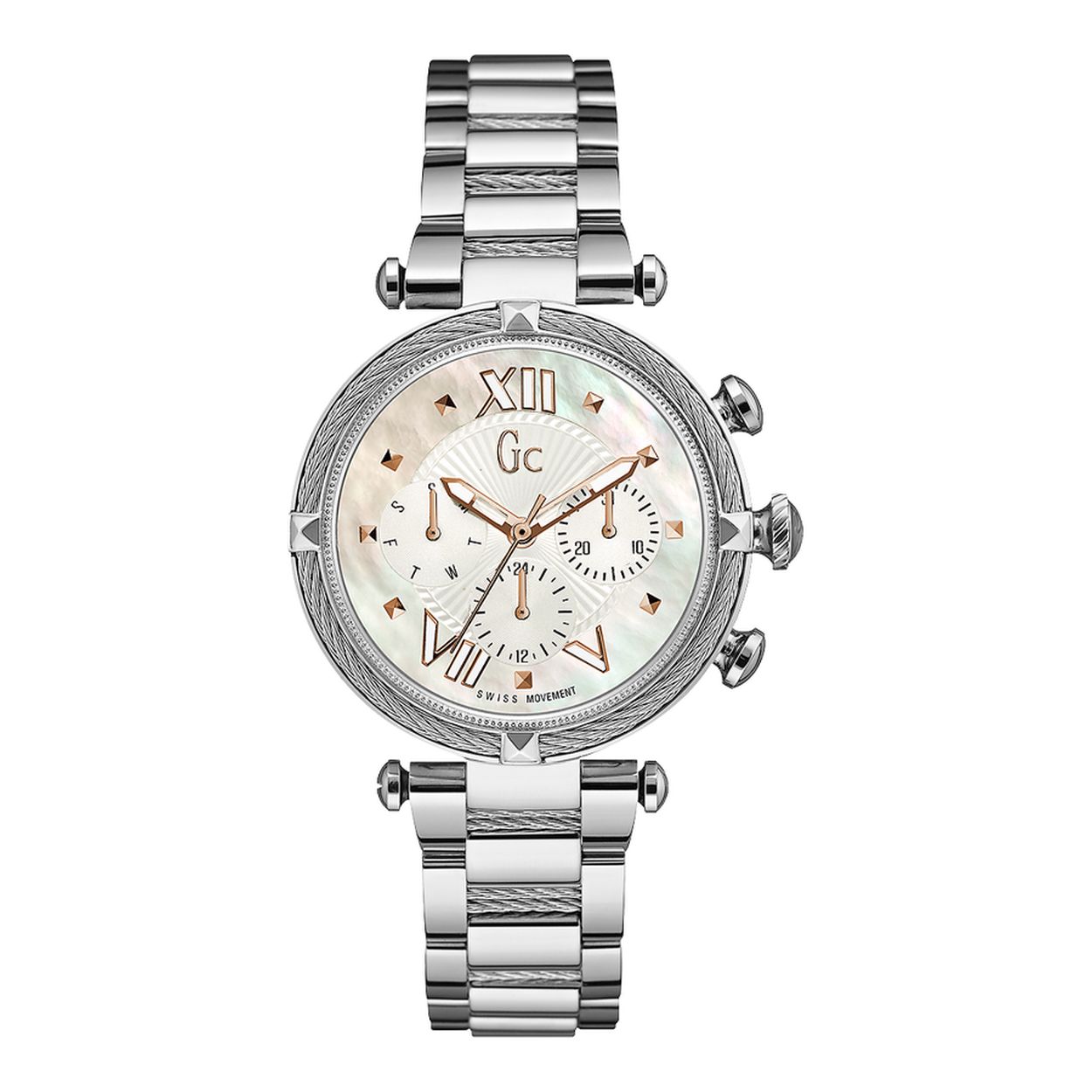 De Gc CableChic horloges zijn een van de meest elegante maar stoere dameshorloges uit de Gc collectie. Door haar formaat van 38 mm en kabeldetails rondom het lunet valt dit  horloge direct op. De elegantie komt naar voren door het zachte parelmoer op de wijzerplaat en de rosé gouden becijfering. Tot slot geeft de stalenband met vlindersluiting weer een stoere touch. Model: Y16001L1MF