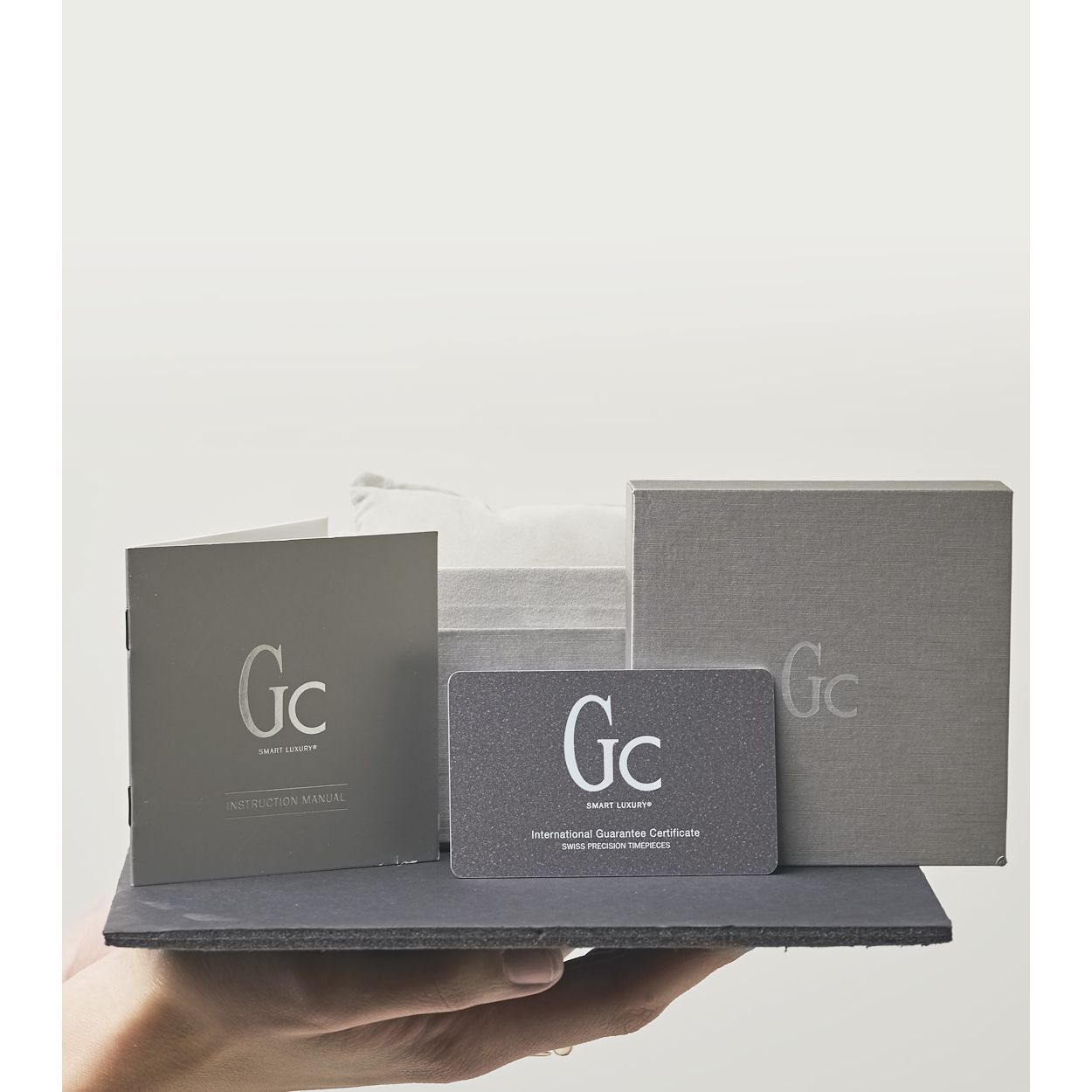 Het bicolour dames horloge uit de Gc LadyChic Collection  is een mix tussen sportief en klassiek en heeft een luxueuze uitstraling. De crossover tussen fashion en sport zien we steeds meer terug in het modebeeld. De rosegouden lunet op de kast van 32 mm contrasteert mooi bij het rose in de stalen band. Het horloge is tot 100 ATM waterdicht en heeft een vouwsluiting. Model: Y06002L1MF