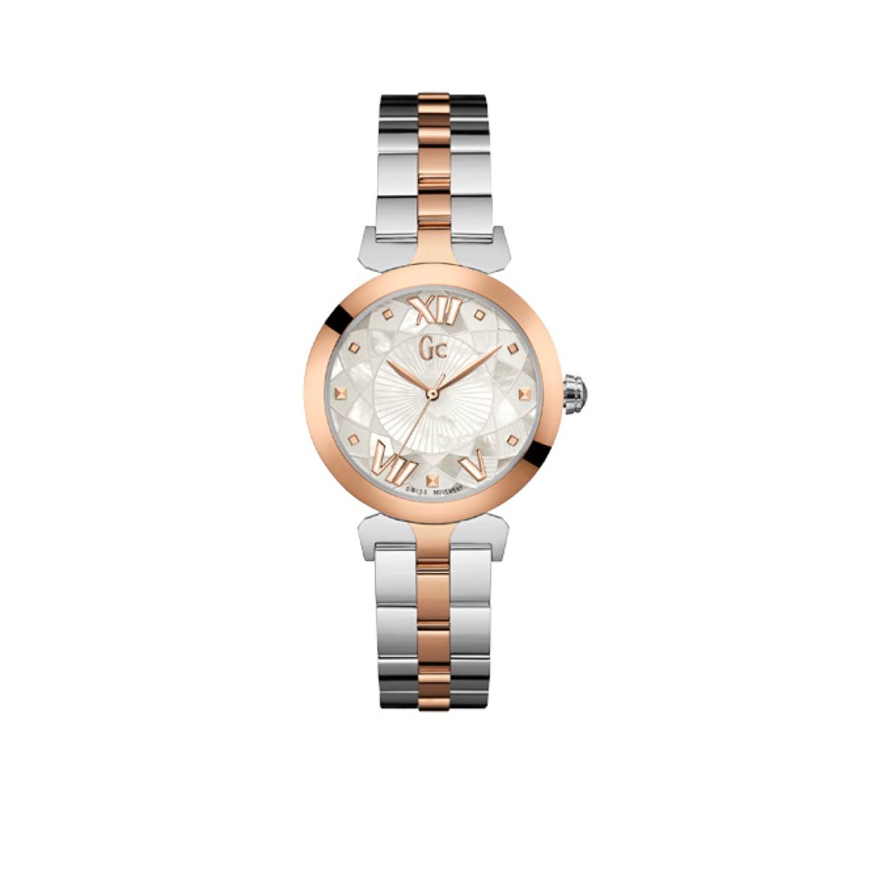 De Guess Collection LadyBelle bicolor Y19002L1 horloge heeft een stijlvolle bicolor horlogeband en een elegante wijzerplaat met strass accenten. Het horloge is waterbestendig en heeft een quartz uurwerk voor nauwkeurige tijdweergave. Draag dit horloge als elegant statement piece bij zowel formele als casual outfits. Combineer het met gouden of zilveren sieraden voor een chique uitstraling. Verrijk uw look met dit prachtige Guess horloge!