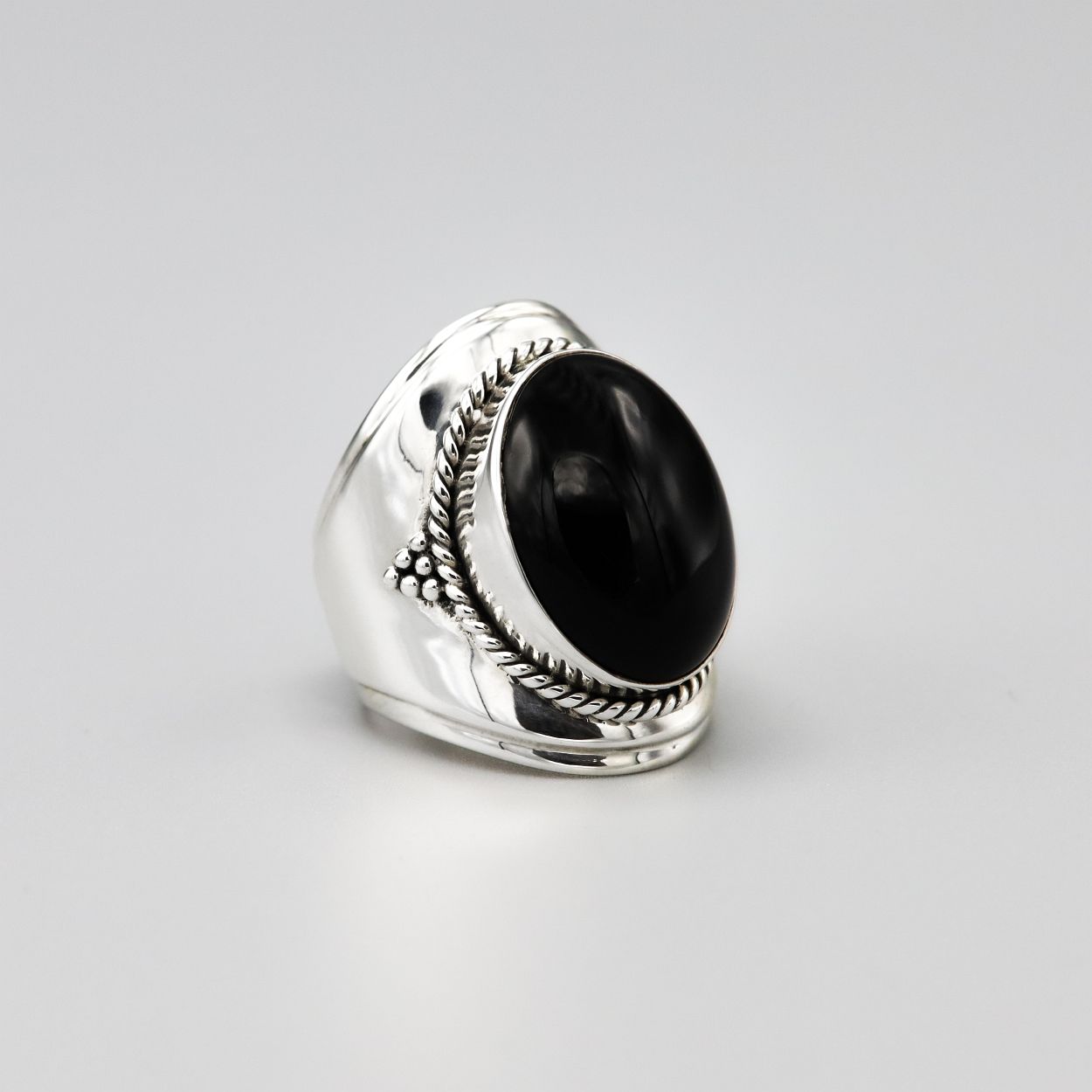 Deze Ymala ring is met veel passie ontworpen door Bas Verdonk en vervaardigd op Bali. De handgemaakte ring bestaat volledig uit 925 zilver met een gezette onyx edelsteen. Deze edelsteen is diepzwart van kleur.

Onyx helpt je goed te aarden in jezelf waardoor je realistisch, nuchter en met kracht in je leven staat. Jij weet wat je wilt en doet.