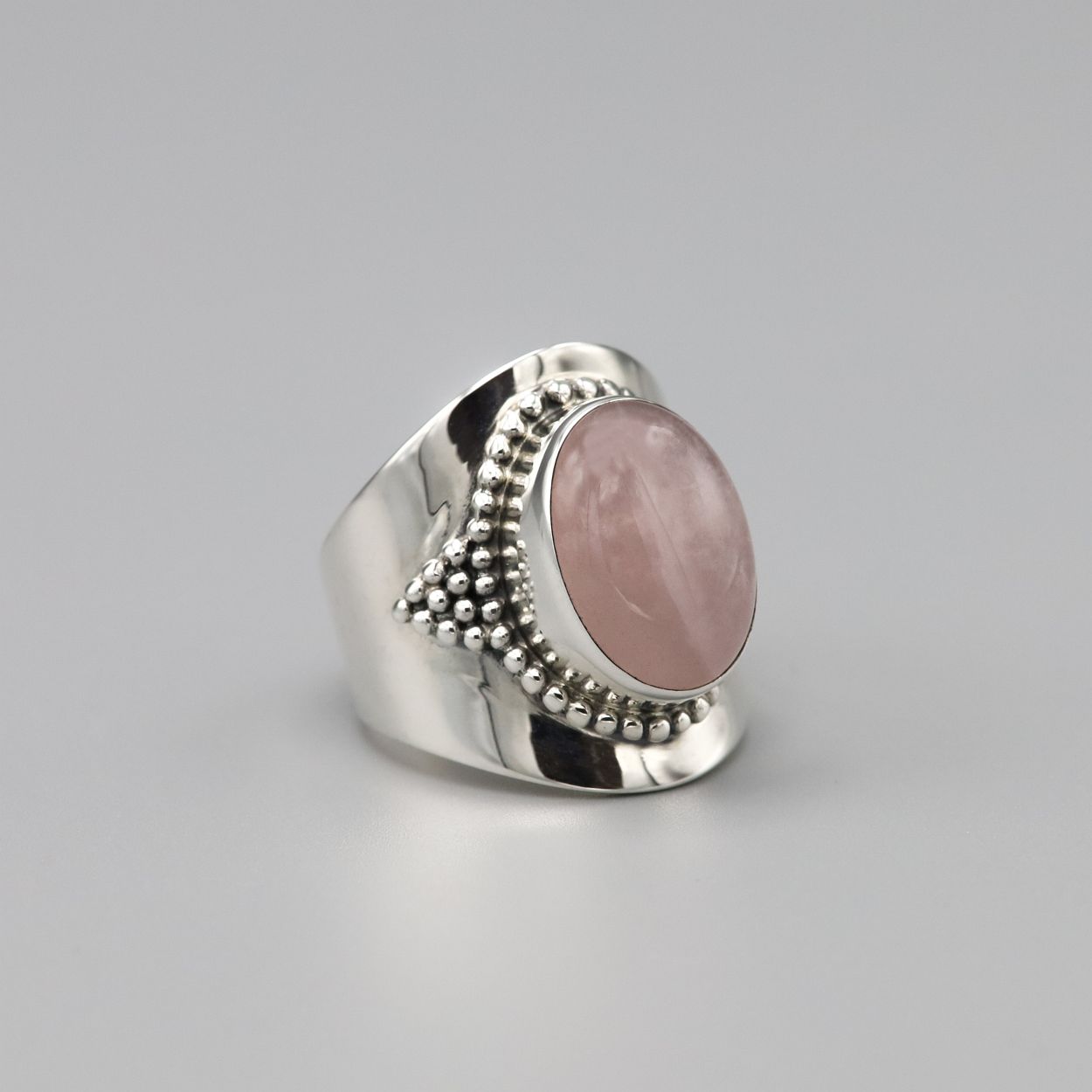 Deze ring van het merk Ymala heeft de kleur Zilver. Ymala ring Zilver YM-0024 in de maat 56