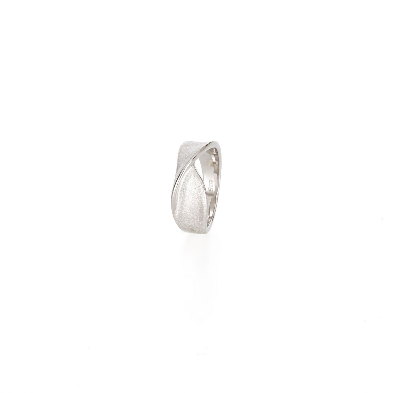 Yo Design Ring Kiev geschikt voor dames die houden van strakke elegente sieraden ontworpen door Joanna Taraszkiewicz Poolse ontwerpster