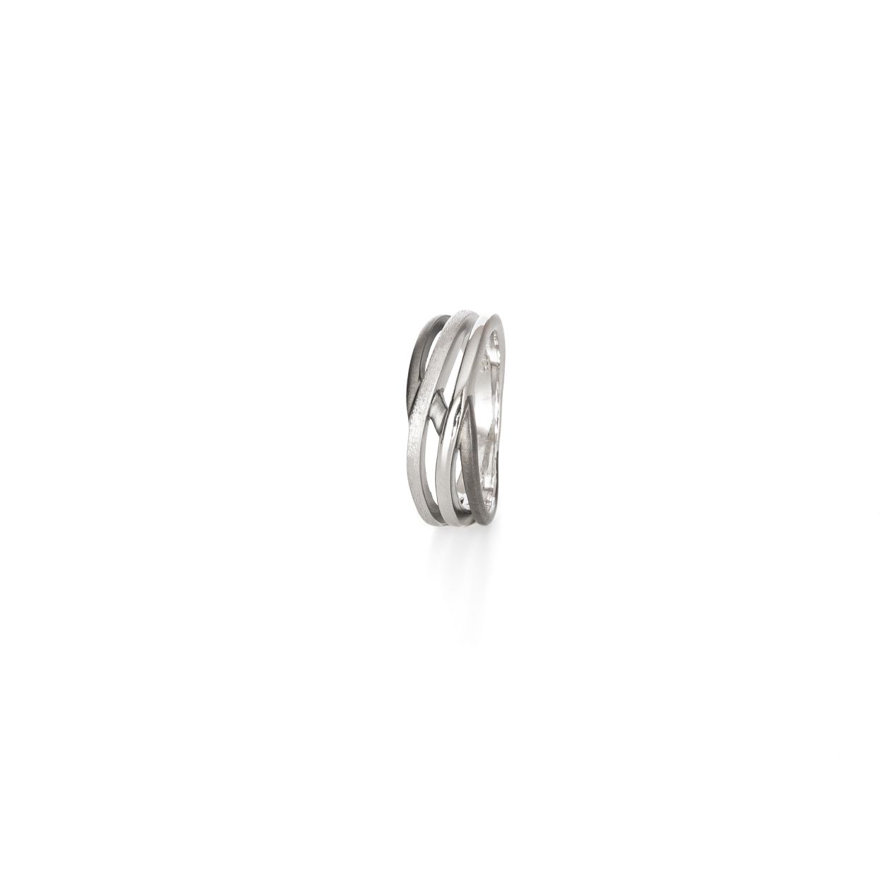 Yo Design Ring Olaf Black geschikt voor dames die houden van strakke elegente sieraden ontworpen door Joanna Taraszkiewicz Poolse ontwerpster