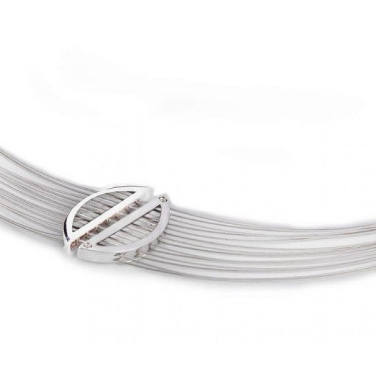  Een edelstalen met zilveren armband van het Nederlandse sieradenmerk YO Design. De strak afgewerkte armband is uitgevoerd met een gemakkelijke magneetsluiting en zilveren elementen, voorzien van verschillende zirkonia steentjes. YO Design is een zilveren sieradenlijn met strakke en elegante designs, waar de verfijnde ontwerpen goed gecombineerd kunnen worden bij zowel een casual als een chique outfit. Wanneer u op zoek bent naar een strak en eenvoudig sieraad, is een sieraad van YO Design ongetwijfeld wat voor u.

Lengte: 18 cm., afmeting ornament: 19 x 27 mm.