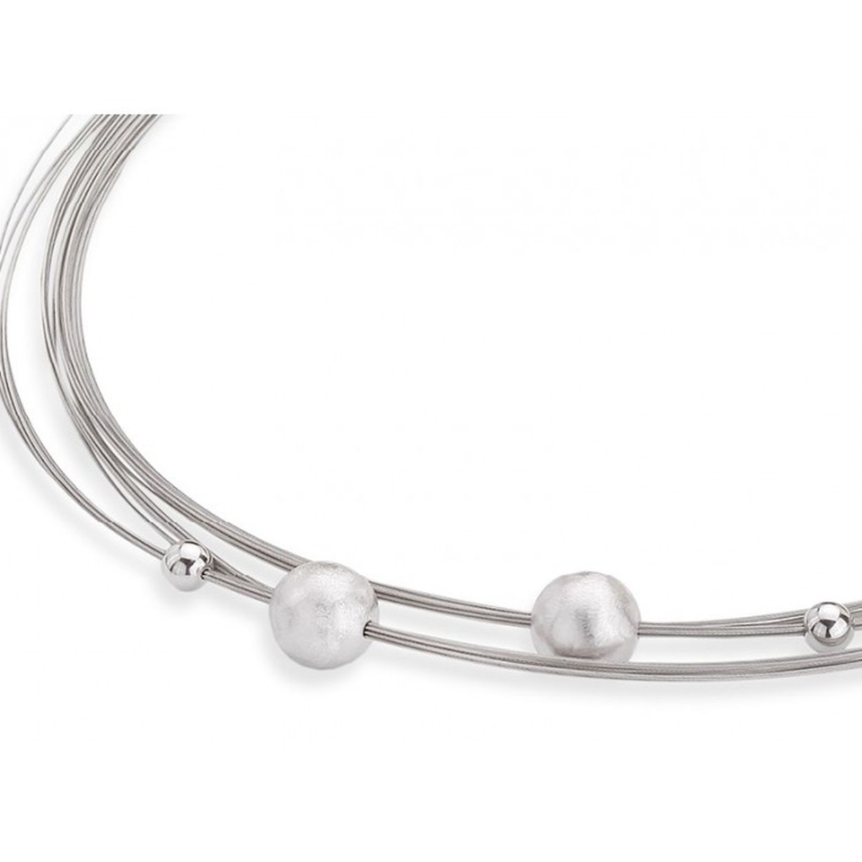 Yo-design is een strakke en elegante sieradenlijn in de combinatie edelstaal met zilveren accenten, die zich nog steeds onderscheidt van de rest van de markt.