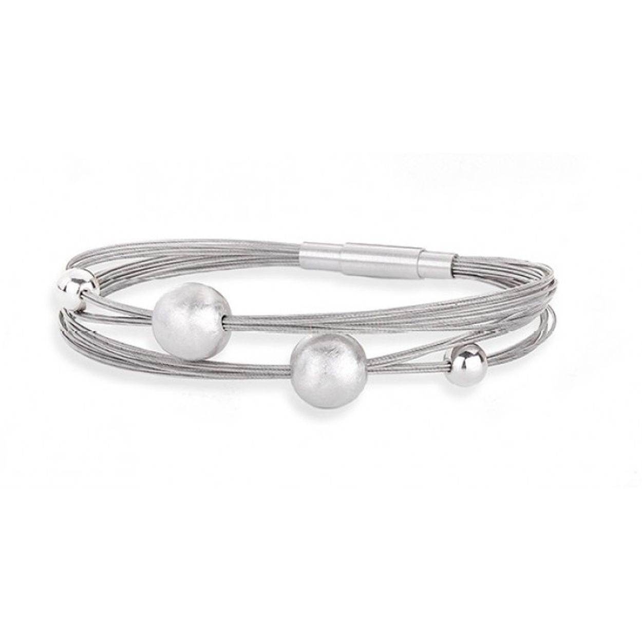 Yo-design is een strakke en elegante sieradenlijn in de combinatie edelstaal met zilveren accenten, die zich nog steeds onderscheidt van de rest van de markt.