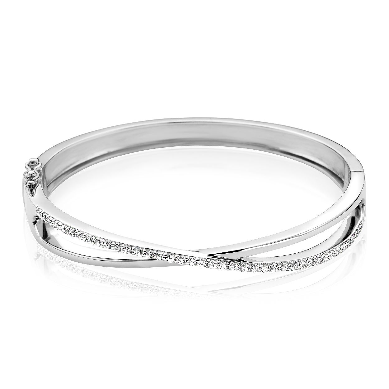 ZINZI zilveren cross-over slavenarmband, waarbij een gladde band en een band bezet met witte zirconia's elkaar kruisen. Met exclusieve scharniersluiting. De armband is vervaardigd van eerste gehalte zilver (925) en voorzien van een extra rodiumlaag voor een langdurige glans.
ZINZI zilveren slavenarmband kruislings wit ZIA1569