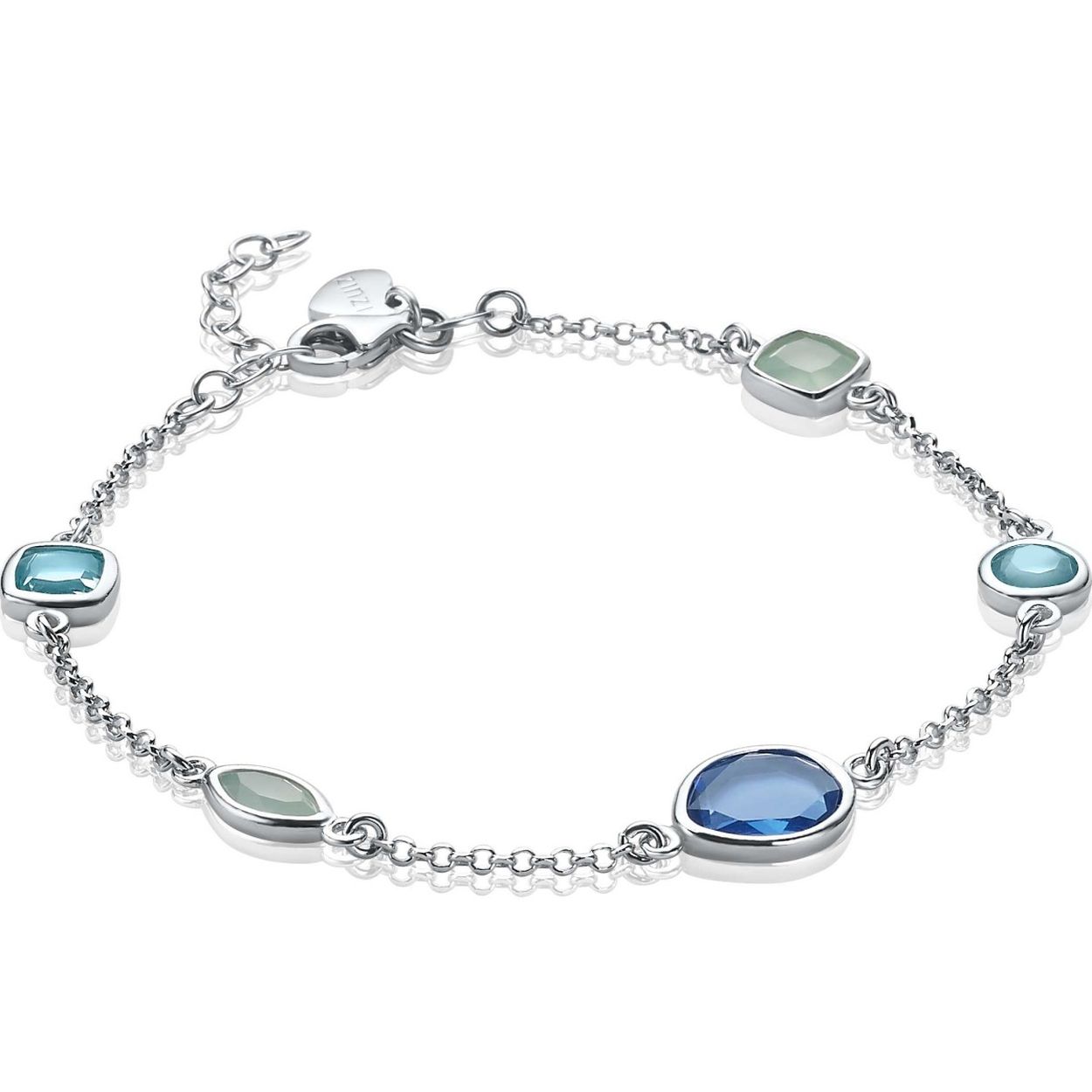 Zilveren fantasie armband met afwisselende blauwe kleurstenen. De verschillende vormen en kleuren van blauw zorgen voor een extra wauw effect. Met herkenbaar ZINZI hartje bij de sluiting. Vervaardigd van eerste gehalte zilver (925) en met extra rodiumlaag voor een langdurige glans.