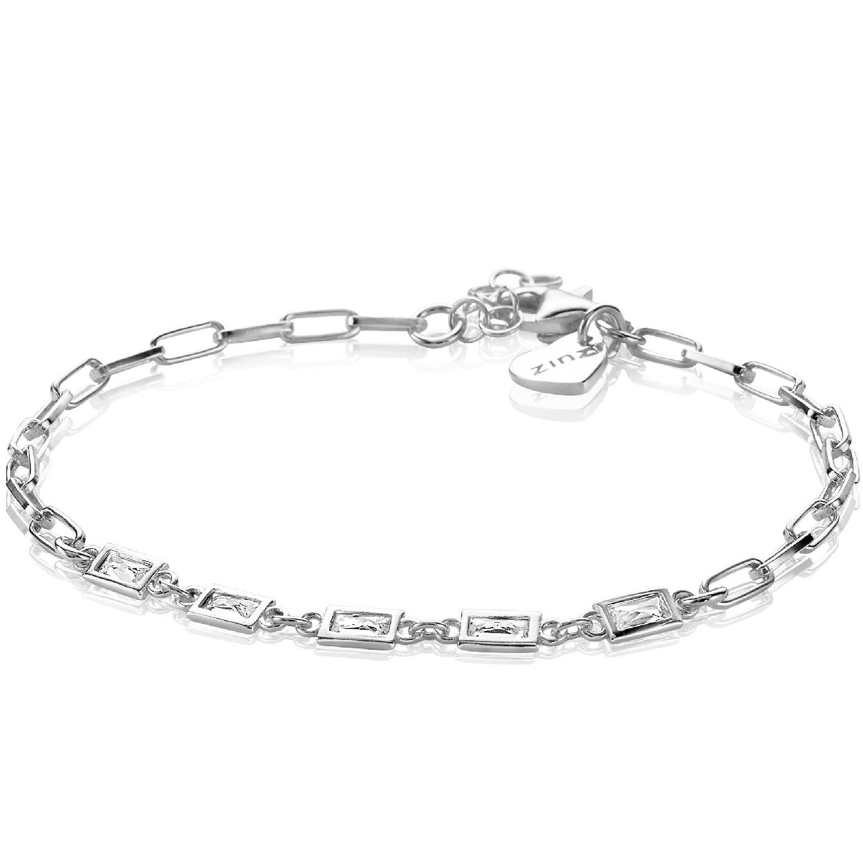 ZINZI zilveren armband met trendy 'paperclip' schakels en bezet met vijf witte baquette zirconia's. Met herkenbaar Zinzi hartje bij de sluiting. De lengte van de armband is te variëren tussen 17 en 19 cm. De armband is vervaardigd van eerste gehalte zilver (925) en voorzien van een extra rodiumlaag voor een langdurige glans.