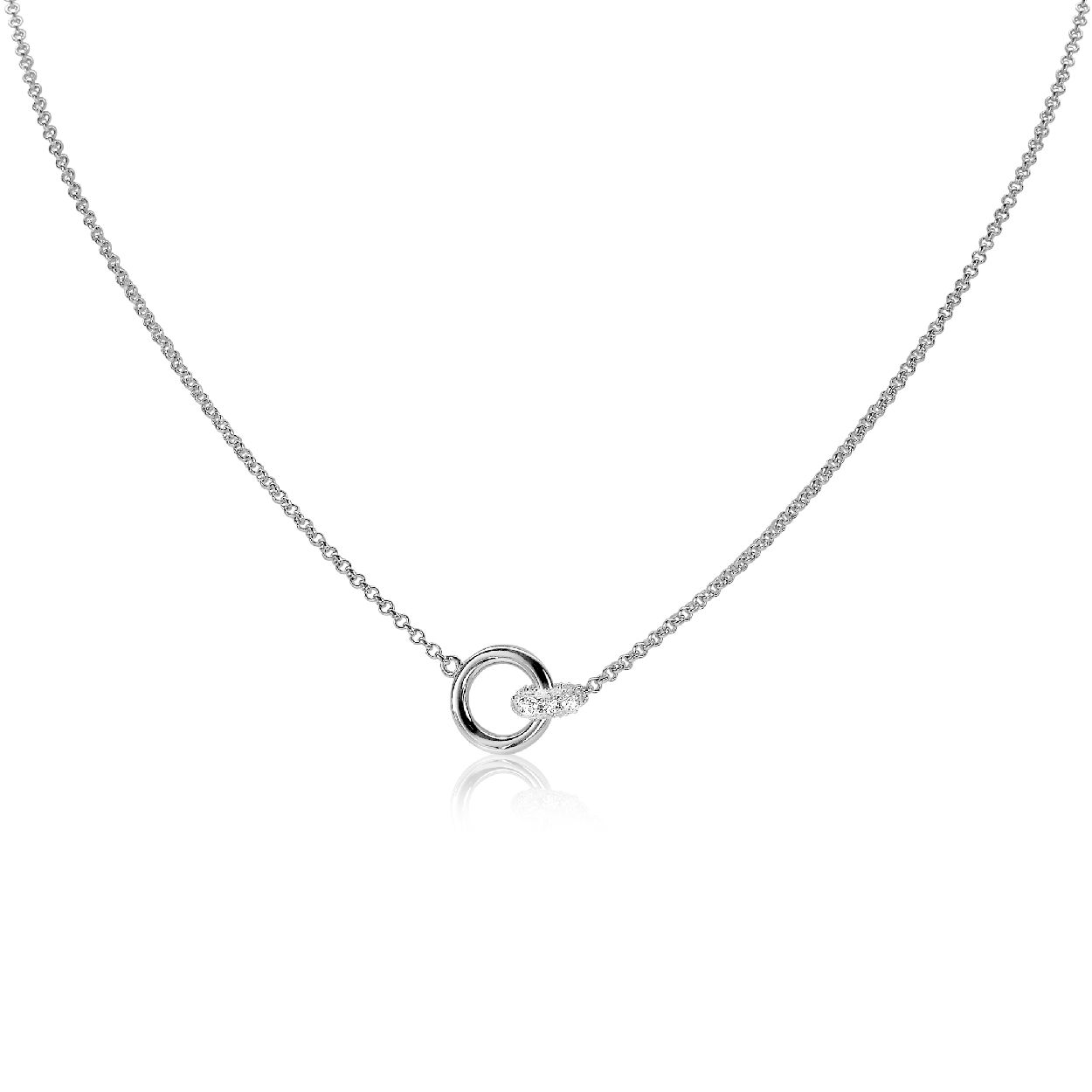 ZINZI zilveren ketting, waarbij in het midden twee ronde vormen mooi met elkaar verbonden zijn: een groter glad open rondje en een ronde donutvorm vol bezet met witte zirconia's. De lengte is te variëren tussen 42 en 45cm. Met herkenbaar Zinzi hartje bij de sluiting. Vervaardigd van eerste gehalte zilver (925) en met extra rodiumlaag voor een langdurige glans.
