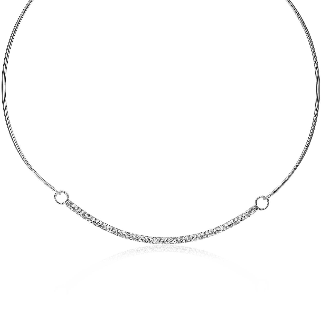 ZINZI zilveren spang collier van 3mm breed, waarbij het gedeelte dat op de hals valt schitterend is bezet met witte zirconia's. Voorzien van een fraaie sluiting en met herkenbaar Zinzi hartje. De ketting is in lengte te variëren van 42 tot 45 cm. Vervaardigd van eerste gehalte zilver (925) en voorzien van een extra rodiumlaag voor langdurige glans.