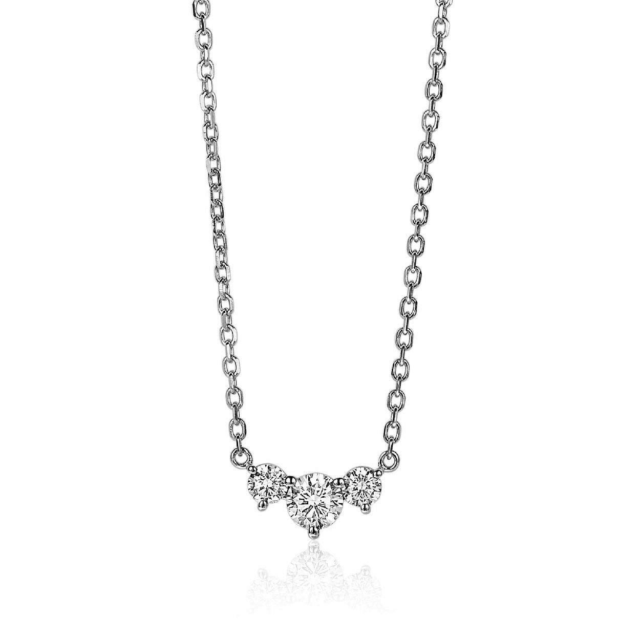 ZINZI zilveren collier met in het midden drie ingelegde zirconia's, waarvan de middelste iets groter is dan die aan weerszijden. De lengte van dit collier is te variëren tussen 42 en 45 cm. Dit subtiele, sierlijke collier laat zich prachtig combineren met andere sieraden! Vervaardigd van eerste gehalte zilver (925) en voorzien van een extra rodiumlaag voor een langdurige glans.