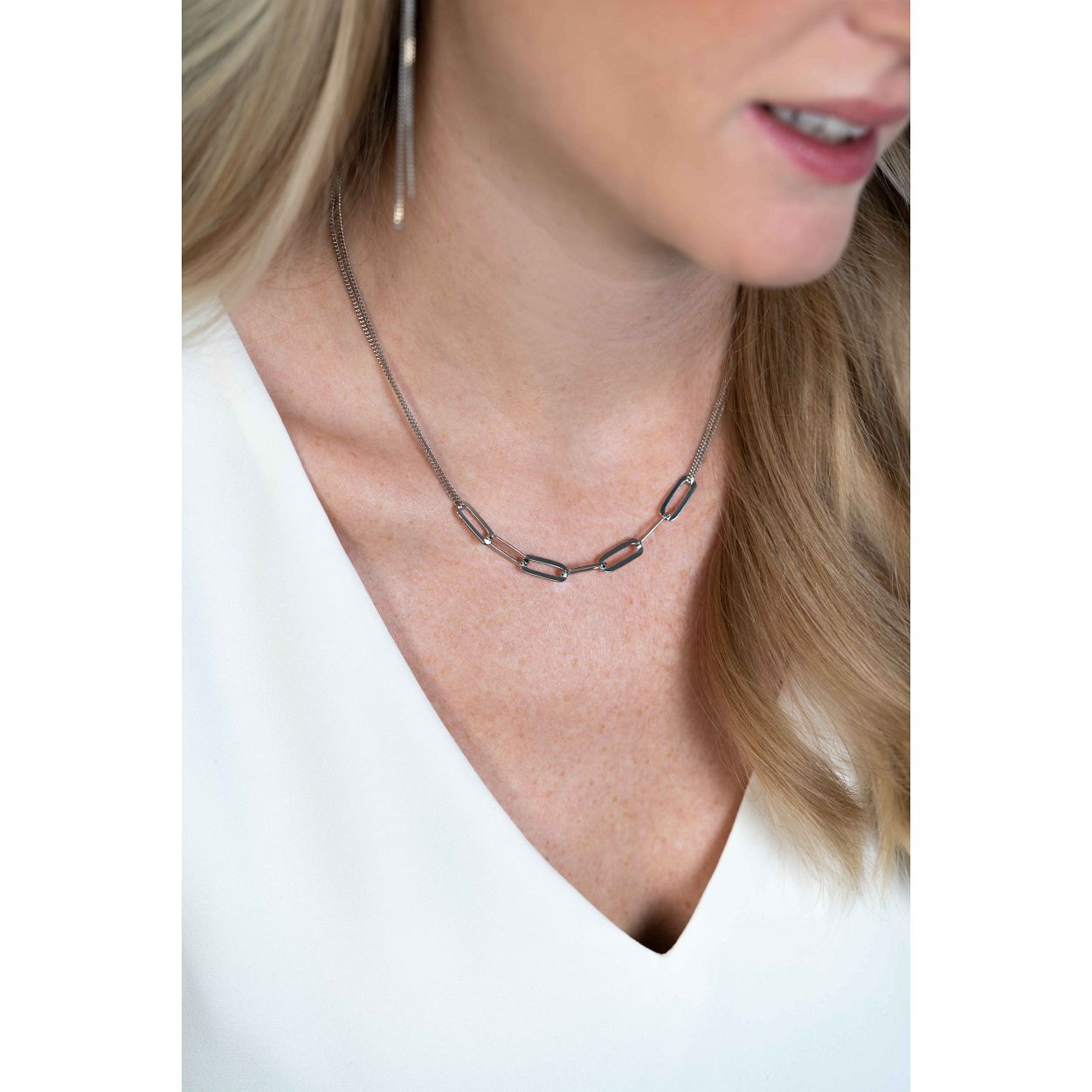 ZINZI zilveren collier (40-45cm) met dubbele ketting van fijne gourmet schakels en zeven grote paperclip schakels in het midden. Maak je look compleet met de bijpassende oorsieraden of armband! Vervaardigd van eerste gehalte zilver (925) en voorzien van een extra rodiumlaag voor een langdurige glans.