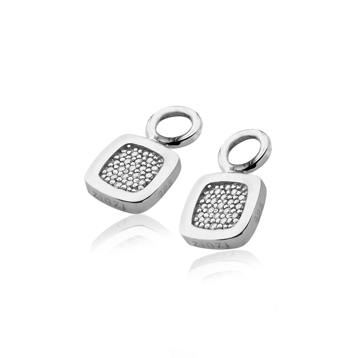 Zilveren vierkante oorbedels vol bezet met witte zirconia's. Perfect te matchen met zilveren Zinzi oorringen om zo een onmisbare look te creëren. Hang ze sierlijk aan je zilveren Zinzi oorringen . De oorringen zijn niet bij de prijs inbegrepen. Vervaardigd van eerste gehalte zilver (925) en met extra rodiumlaag voor een langdurige glans.