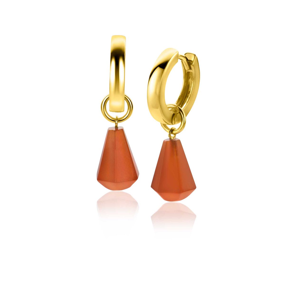 ZINZI zilveren oorbedels (19x8mm) in kegelvorm, gemaakt van koraalrood agaat. De matte look geeft deze oorbedels een subtiele uitstraling. De oorbedels hebben een rond hangoog, waarmee je ze sierlijk aan je zilveren ZINZI oorringen hangt. De oorringen zijn niet bij de prijs inbegrepen. Vervaardigd van eerste gehalte zilver (925) en extra 14K geel verguld.