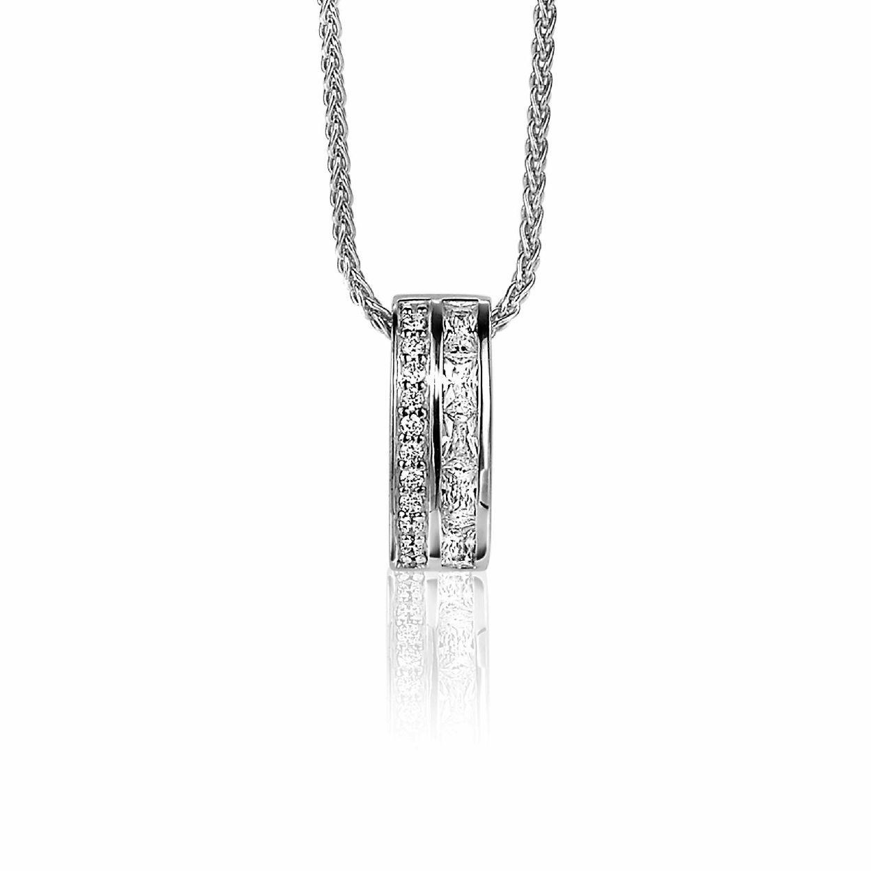 ZINZI zilveren hanger (14mm) met twee banen van zirconia's, links pavé gezet en rechts baguette geslepen. Combineer met een ketting naar wens! De hanger is exclusief collier geprijsd. Vervaardigd van eerste gehalte zilver (925) en voorzien van een extra rodiumlaag voor een langdurige glans.