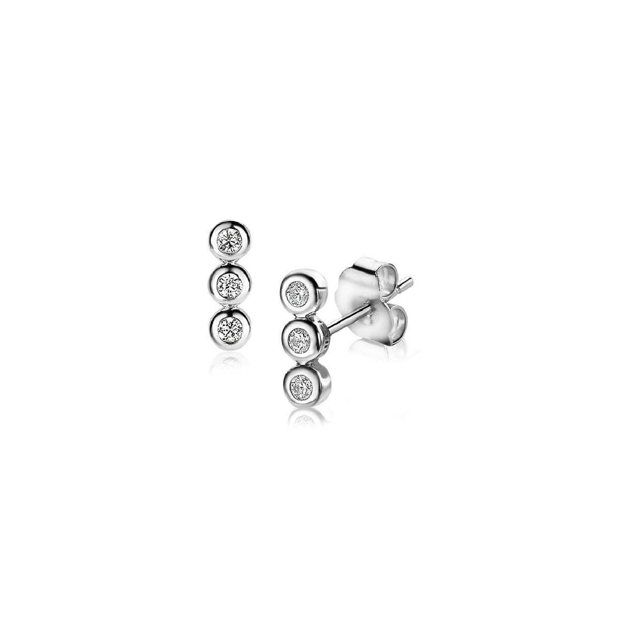 ZINZI zilveren oorknoppen met drie ronde witte zirconia's in een rij gezet. De oorknoppen zijn vervaardigd van eerste gehalte zilver (925) en voorzien van een extra rodiumlaag voor een langdurige glans.