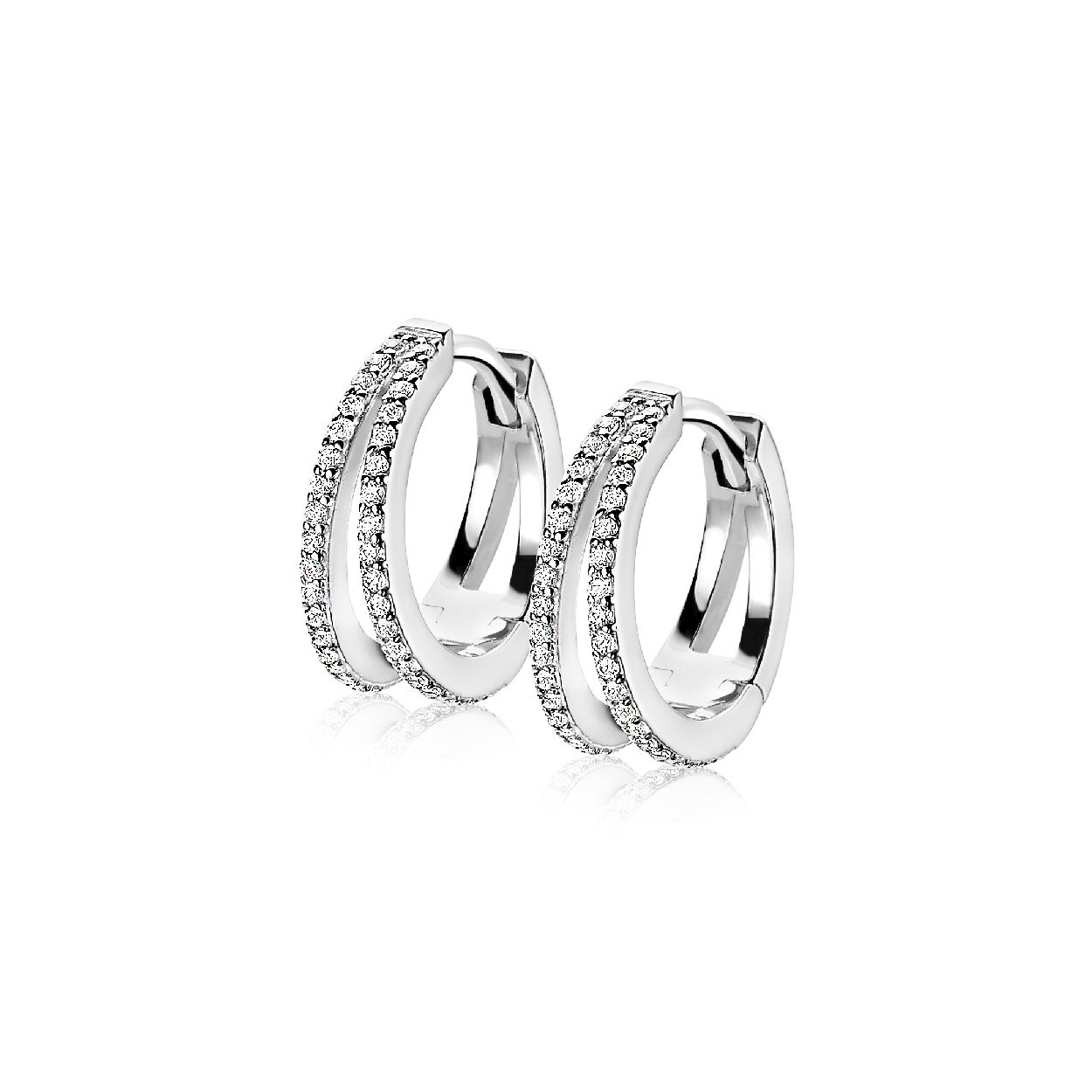ZINZI zilveren creolen met twee banen opengewerkt en bezet met witte zirconia's. Voorzien van luxe scharniersluiting. De creolen zijn 16mm x 5mm groot. De creolen zijn vervaardigd van eerste gehalte zilver (925) en voorzien van een rodiumlaag voor een extra langdurige glans.