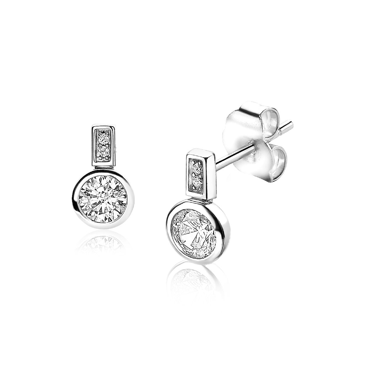 ZINZI zilveren oorknoppen met een ronde grotere zetting, bezet met een witte zirconia. Het bovenste gedeelte van de oorknoppen heeft een railzetting met twee witte zirconia's. Vervaardigd van eerste gehalte zilver (925) en met extra rodiumlaag voor een langdurige glans.