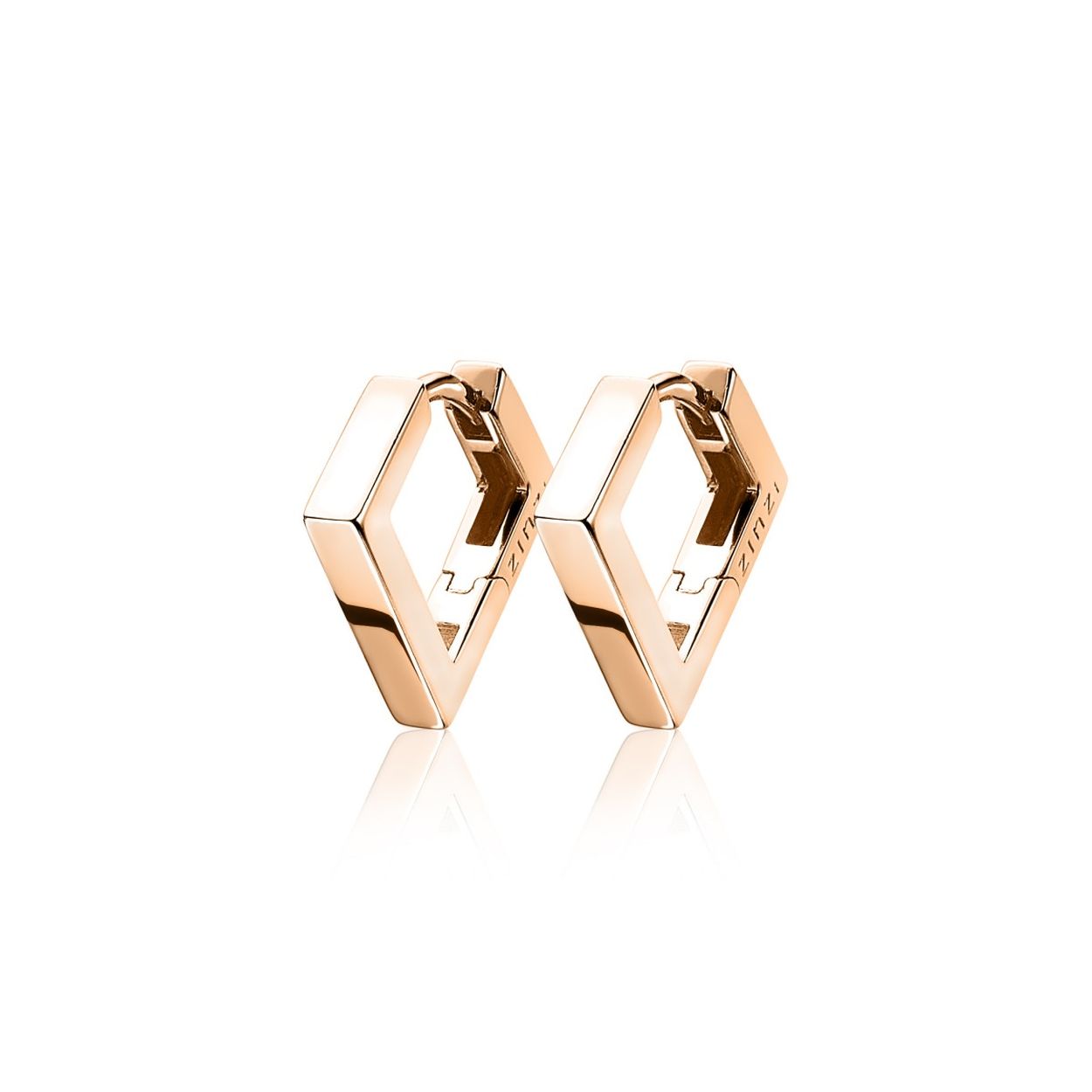 ZINZI zilveren luxe oorringen rosé verguld met een vierkante buis in driehoek vorm, met exclusieve scharniersluiting De oorringen hangen als een driehoek om je oorlel. Grootte is 18 x 2,5mm. De oorsieraden zijn vervaardigd van eerste gehalte zilver (925) en voorzien van een extra roségoudkleurige laag.